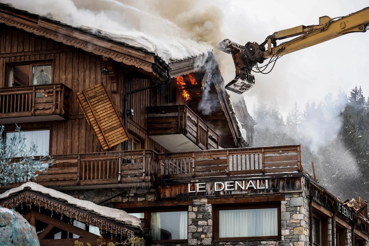 FOTO: Kebakaran Hebat Hanguskan Hotel Super Mewah di Courchevel Alpen Prancis