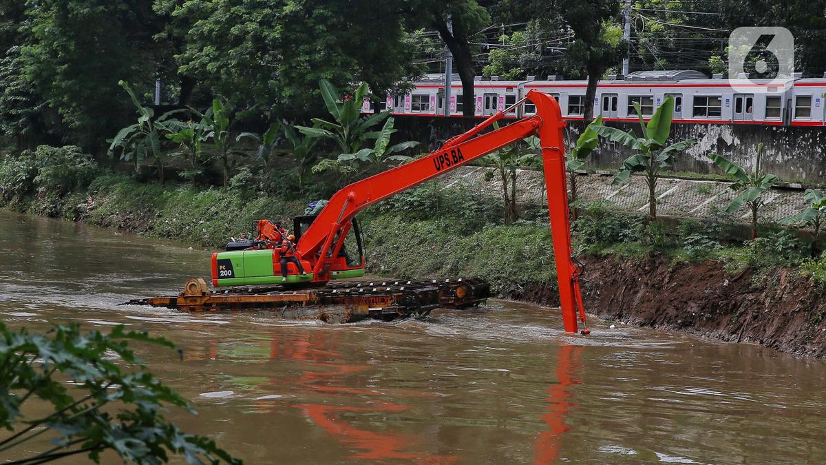 Menyelamatkan Sungai-Sungai di Jakarta yang Mayoritas Tercemar, Salah Satunya karena Limbah Industri