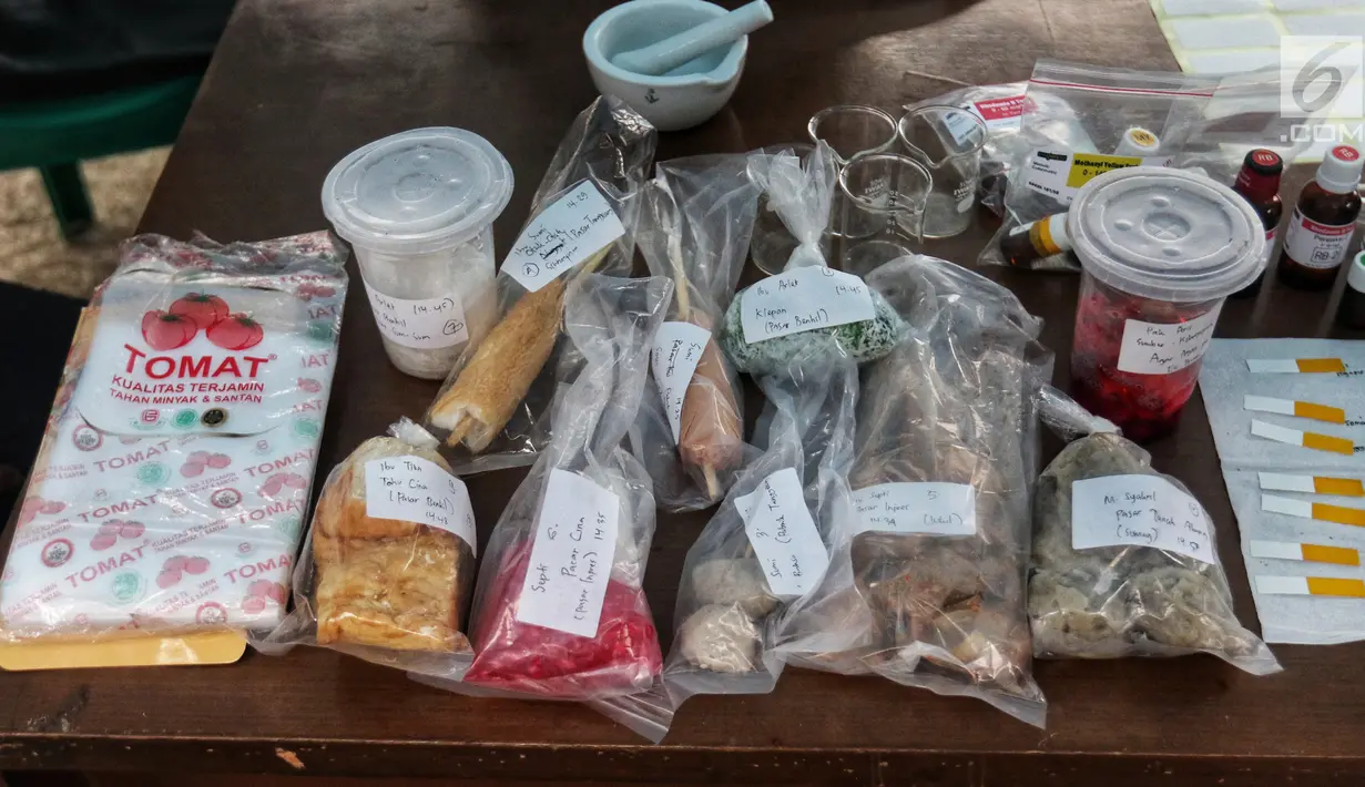 Sejumlah makanan dari pedagang takjil yang diperiksa di Pasar Takjil Bendungan Hilir, Jakarta, Rabu (8/5/2019). Pemeriksaan Takjil ini guna mencegah pedagang makanan yang masih nakal menggunakan zat berbahaya yang di campur dalam makananya. (Liputan6.com/Johan Tallo)