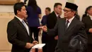 Pelaksana Tugas (Plt) pimpinan KPK, Johan Budi (kanan) terlihat berbincang dengan MenPAN-RB Yuddy Chrisandi sebelum mengikuti gladi bersih pelantikan di Istana Merdeka, Jakarta, Jumat (20/2/2015). (Liputan6.com/Faizal Fanani)