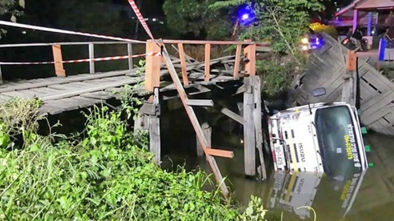 Truk Tercebur Ke Sungai
