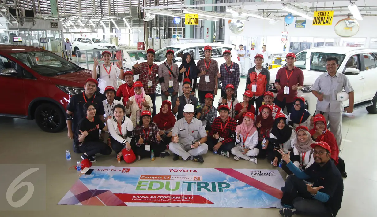 Peserta Campus CJ Edutrip berfoto bersama dengan karyawan saat berkunjung ke tempat pembuatan mobil Toyota Fortuner dan Innova di TMMIN Karawang Plant 1, Jawa Barat, Kamis (23/2). (Liputan6.com/Immanuel Antonius)