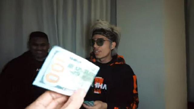 Ajudan Pribadi membagikan dolar di kamar tidurnya (YouTube Atta Halilintar)