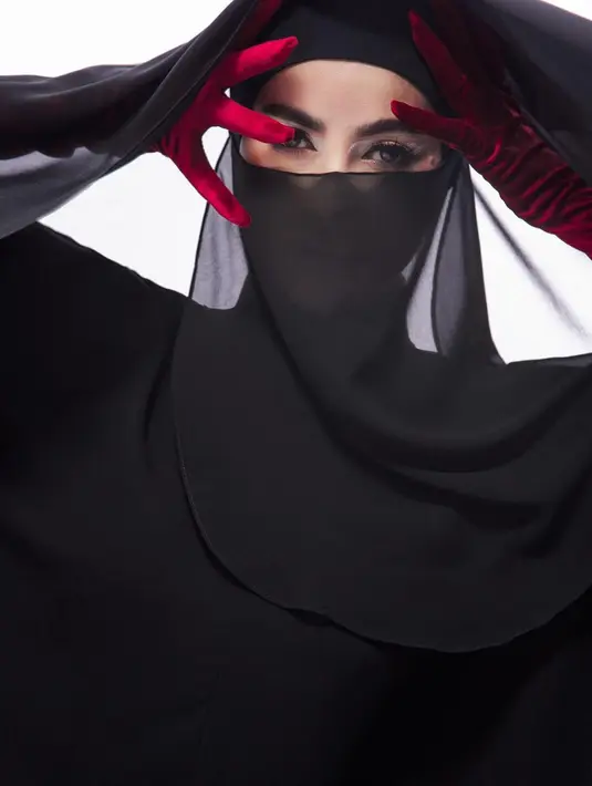 Outfit serba hitam ini dipadukan dengan sarung tangan suede berwarna merah yang jadi aksen mencolok [@ollaramlan]