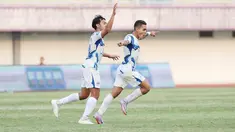 Sayap kiri asal Timor Leste, Paulo Gali Freitas tampil moncer saat timnya PSIS Semarang melawat ke markas Dewa United pada laga pekan ke-8 BRI Liga 1 2023/2024 di Stadion Indomilk Arena, Tangerang, Senin (14/8/2023). Dalam laga yang berujung dengan kemenangan telak 4-1 Tim Mahesa Jenar atas Dewa United, Gali Freitas mencetak satu gol dan dua assist untuk mempermalukan tuan rumah. Dengan hasil ini, PSIS melonjak ke peringkat ke-4 klasemen samentara dengan 14 poin, sedangkan Dewa United turun ke posisi 9 dengan koleksi 11 poin. (Bola.com/M Iqbal Ichsan)