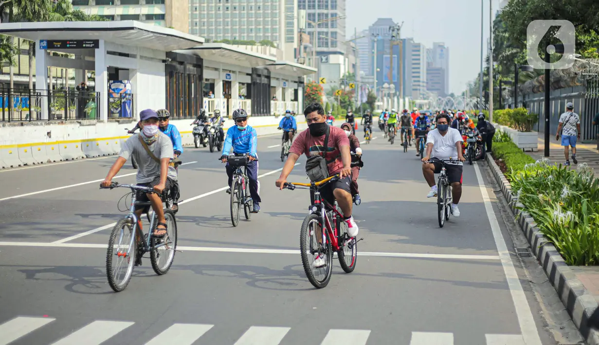 Warga beraktivitas menggunakan sepeda di kawasan Bundaran HI, Jakarta Pusat, Minggu (8/11/2020). Pemerintah Provinsi DKI Jakarta memastikan masa Pembatasan Sosial Berskala Besar (PSBB) transisi yang berakhir pada hari ini kembali diperpanjang. (Liputan6.com/Faizal Fanani)