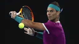 Laga yang digelar di Rod Laver Arena, Melbourne, Australia tersebut berlangsung sengit. Awalnya, Nadal kesulitan memberikan perlawanan dan harus tertinggal di set pertama dengan skor 2-6 dari Medvev. (AP/Hamish Blair)