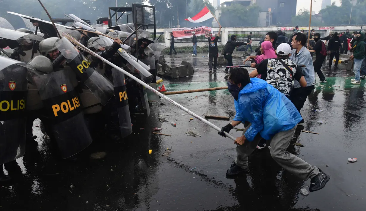 Pemberian tunjangan perumahan anggota DPR dinilai tidak menunjukkan rasa empati pada menurunnya kondisi ekonomi masyarakat yang ditandai lesunya daya beli dan badai Pemutusan Hubungan Kerja (PHK). (merdeka.com/Arie Basuki)