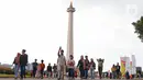 <p>Warga berwisata mengunjungi kawasan wisata Monumen Nasional (Monas) di Gambir, Jakarta Pusat, Jumat (30/6/2023). (Liputan6.com/Angga Yuniar)</p>