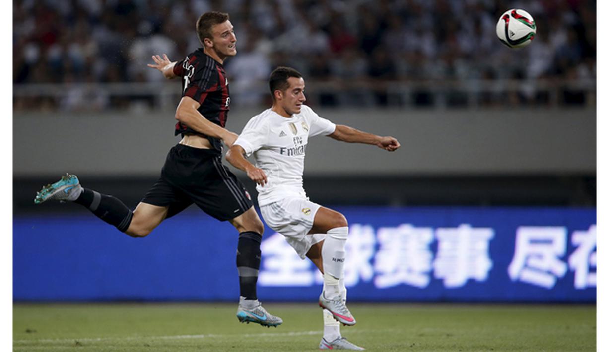 Pemain Real Madrid, Lucas Vazquez melakukan duel udara dengan pemain AC Milan, Ely Rodrigo pada laga International Champions Cup 2015 di Shanghai, China, Kamis (30/7). (Reuters Aly Song)