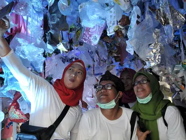 Warga berswafoto saat mengunjungi instalasi sampah plastik di dalam 'perut' paus sperma yang mati di Wakatobi ketika Gerakan Indonesia Bersih di Bundaran HI, Jakarta, Minggu (28/4/2019).  Kegiatan itu bertujuan mengedukasi masyarakat akan bahaya sampah plastik di laut. (merdeka.com/Iqbal S. Nugroho)