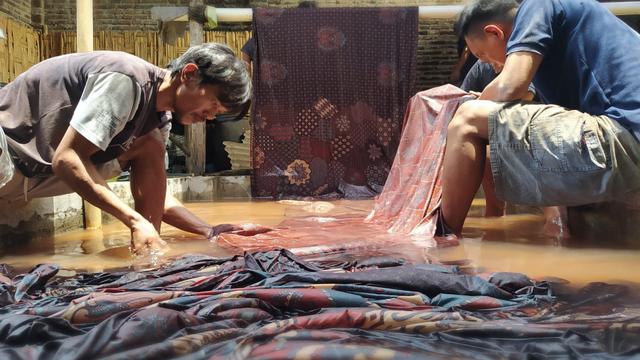 Sambut Hari Batik Nasional Kain Batik Sepanjang 74 Meter 