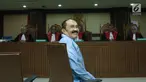 Terdakwa perkara merintangi penyidikan KPK pada kasus korupsi e-KTP, Fredrich Yunadi bersiap menjalani sidang pembacaan putusan di Pengadilan Tipikor, Jakarta, Kamis (28/6). Sidang mendengar pembacaan putusan. (Liputan6.com/Helmi Fithriansyah)