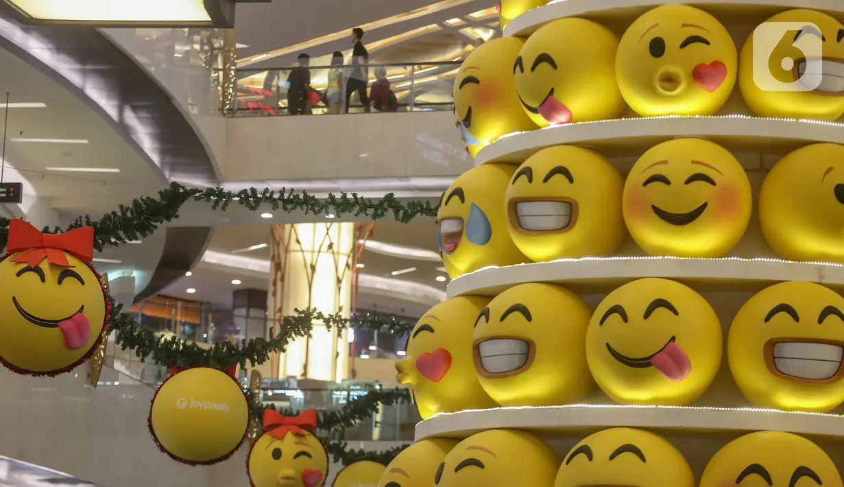Pohon Natal dengan konsep Joypixels Emoji menghiasi atrium Lippo Mall Kemang,  Jakarta Sabtu (14/12/2019). Mengusung tema Wonderful Holiday berbagai kegiatan yang berlangsung hingga 5 Januari 2020 mengajak keluarga berlibur sambut natal dan tahun baru. (Liputan6.com/Fery Pradolo)
