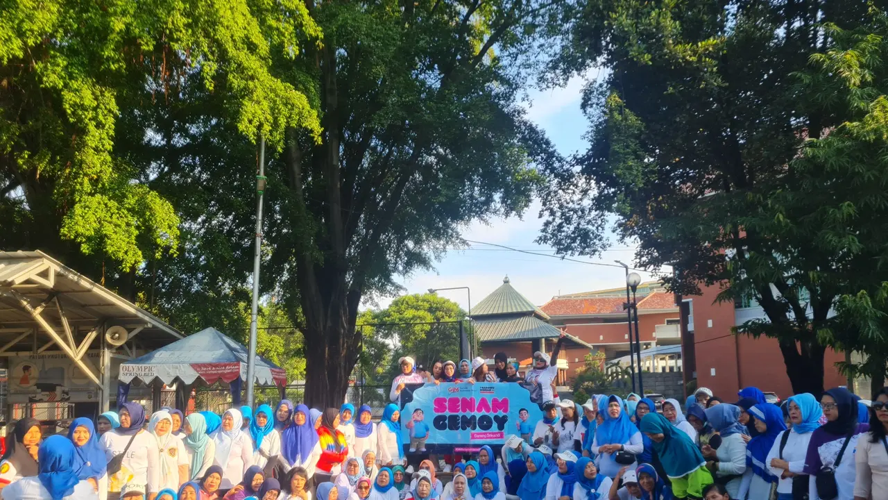 Relawan pasangan calon presiden (capres) dan calon wakil presiden (cawapres) nomor urut 02 Prabowo Subianto-Gibran Rakabuming Raka yang bernama Srikandi Garuda Indonesia Maju melakukan senam gemoy.
