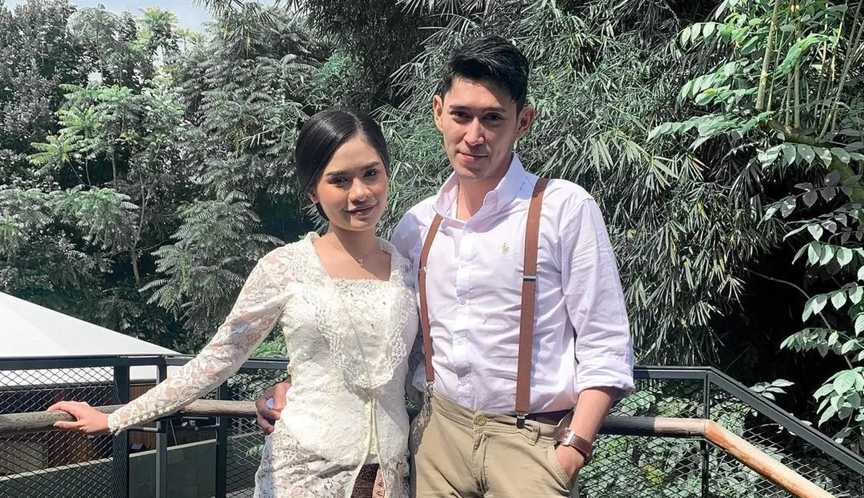 Tak sendiri, ia didampingi sang kekasih yang diketahui bernama Abimanyu Alfarizy. (Instagram @salshaindradjaja)