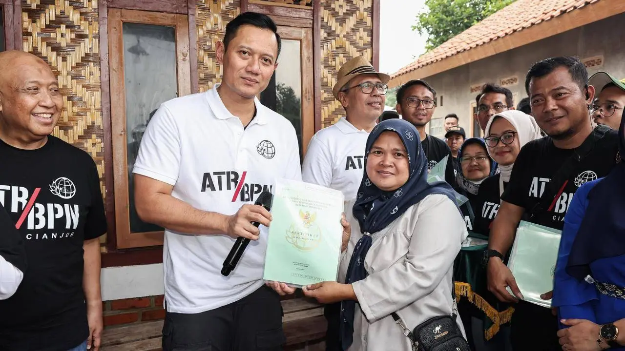 AHY menyerahkan sertifikat pada warga yang menjadi program konsolidasi tanah pasca bencana. (Istimewa)