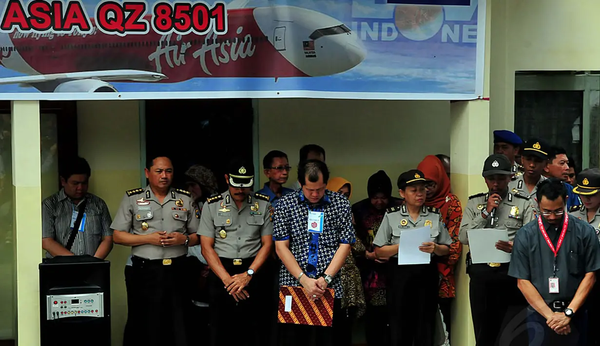 Tim DVI Polda Jawa Timur melakukan penyerahan jenazah korban pesawat AirAsia QZ8501 di RS Bhayangkara, Surabaya, Jumat (2/1/2015). Tampak suasana upacara penyerahan jenazah korban pesawat AirAsia QZ8501. (Liputan6.com/Johan Tallo)
