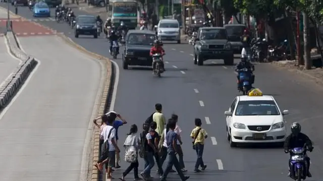 Bebas Nyebrang Jalan