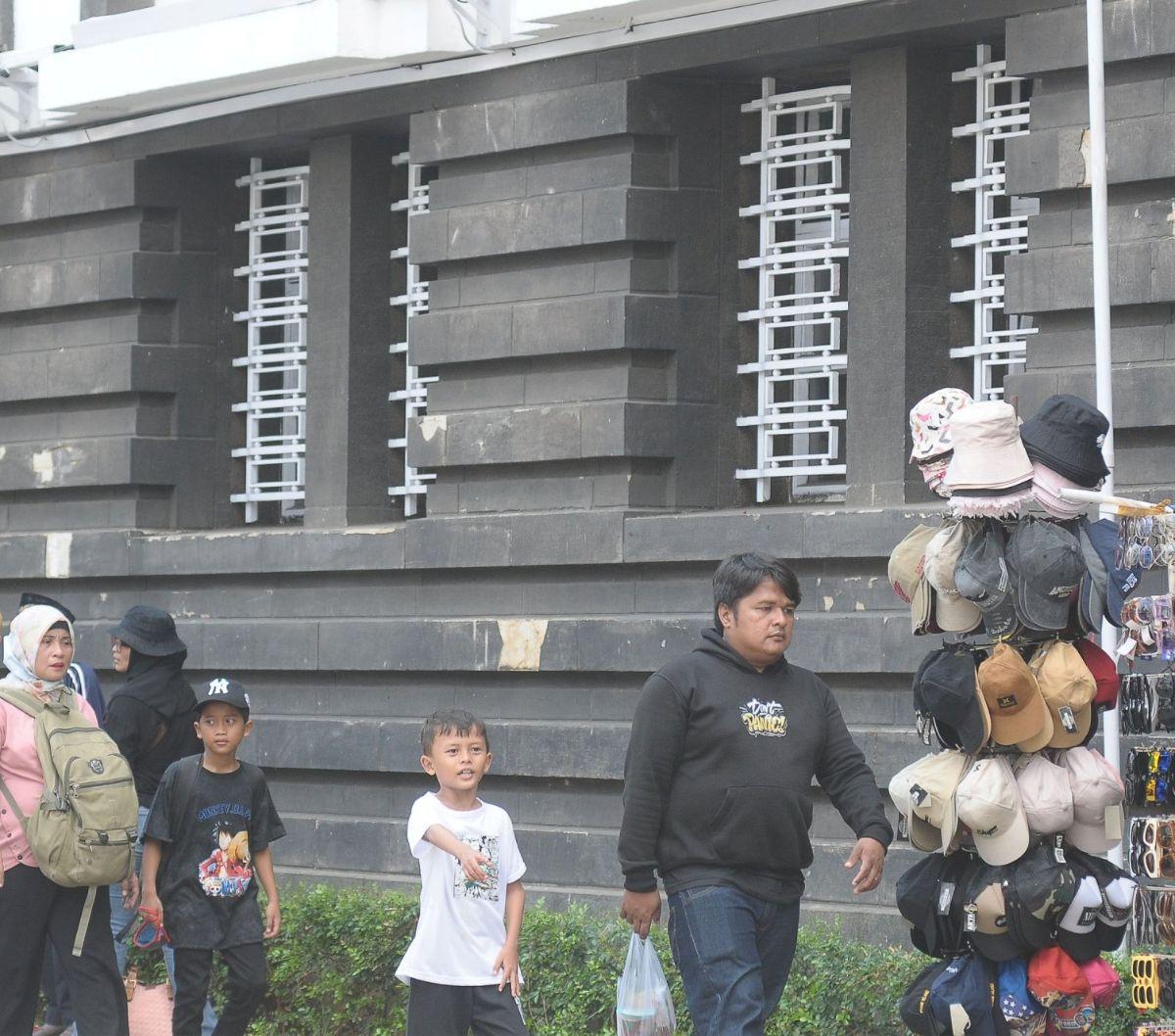 Trotoar di kawasan Kota Tua ini juga sangat ramah dengan pejalan kaki.<br><br>Dalam foto itu, terlihat warga sangat menikmati berjalan kaki di kawasan Kota Tua, Jakarta, Jumat (12/4/2024). Foto: merdeka.com / Imam Buhori<br>