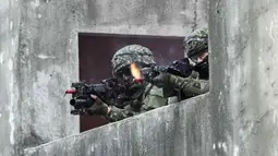 Tentara Taiwan mengambil bagian dalam demonstrasi di sebuah pangkalan militer di Kaohsiung, Taiwan, 6 Januari 2022. Militer Taiwan menggelar latihan tempur darat, laut, dan udara di tengah ketegangan dengan China. (Sam Yeh/AFP)