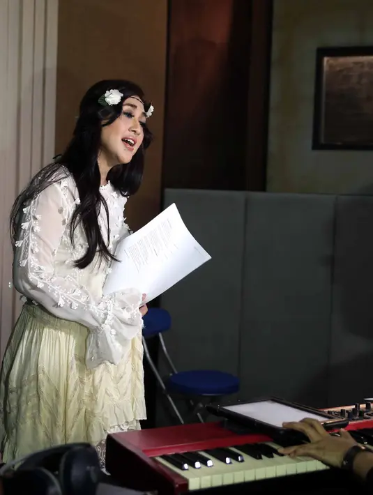 "Dulu belum banyak obat-obat kecantikan, sekarang banyak. Saya sih suka jamu-jamuan, itu lebih yang saya makan," ujar Paramitha Rusady. (Nurwahyunan/Bintang.com)