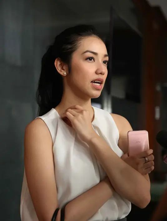 Kenyataan itu membuat kondisi kesehatan ayah dari Velove Vexia ini tak stabil. Bahkan diakui Velove, tekanan darah ayahnya kerap mencapai level tinggi karena kasus itu. (Nurwahyunan/Bintang.com)