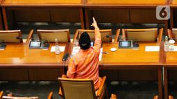 Anggota Komisi VIII DPR RI Fraksi PKS Iskan Qolba Lubis bereaksi saat rapat paripurna pengesahan Rancangan Undang-Undang Kitab Undang-Undang Hukum Pidana (RUU KUHP) menjadi Undang-Undang di Jakarta, Selasa (6/12/2022). Iskan Qolba Lubis mengaku tak setuju dengan dua pasal yang dianggap masih karet. (Liputan6.com/Angga Yuniar)