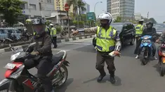 Polisi berusaha menghentikan pengendara motor ketika digelar Operasi Zebra 2014 di sekitar Pasar Senen, Jakarta, Rabu (26/11). (ANTARA FOTO/Saptono)