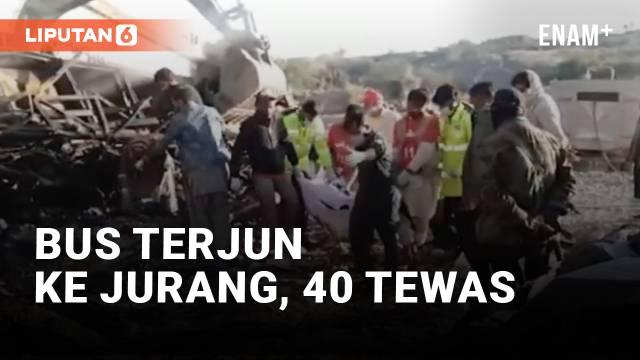Kecelakaan tragis menimpa sebuah bus penuh penumpang di jalan Pakistan. Bus menabrak tiang jembatan lalu terjun ke jurang, sedikitnya 40 penumpang tewas akibat insiden ini.
