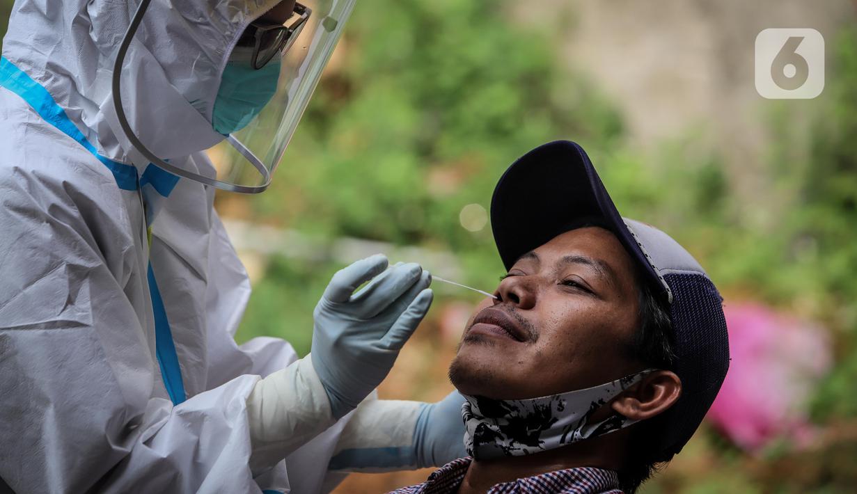Petugas medis mengambil sampel saat menggelar swab test COVID-19 di Pasar Tasik, Jakarta, Kamis (2/7/2020). Tes yang dilakukan secara acak bagi pedagang itu bertujuan untuk mendeteksi serta mencegah penyebaran COVID-19 di kawasan Pasar Tasik. (Liputan6.com/Faizal Fanani)