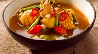 Lelah seharian bekerja dan berpuasa, yuk segarkan hari dengan menyatap sayur asem. Ini resepnya!| Via: resepumi.com