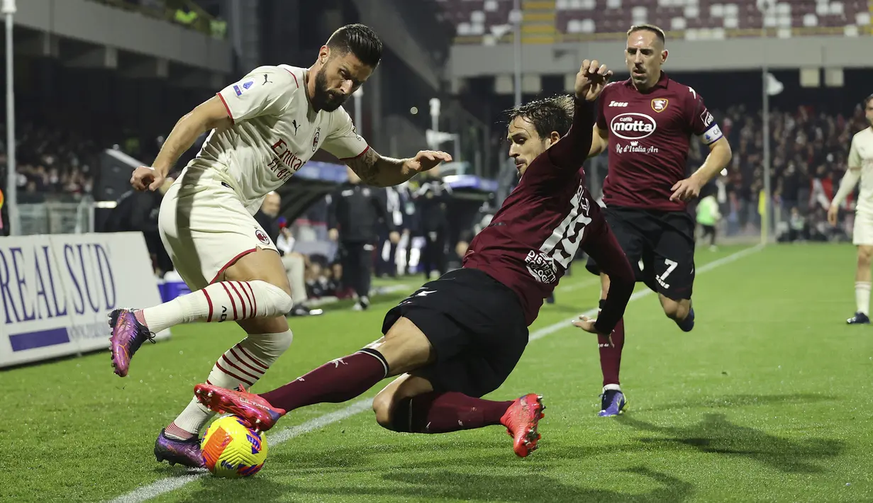 Penyerang AC Milan Olivier Giroud berebut bola dengan bek Salernitana Luca Ranieri pada giornata ke-26 Liga Italia di Stadion Arechi, Salerno, Minggu (20/2/2022) dini hari WIB. Sempat unggul terlebih dahulu, AC Milan harus puas bermain imbang 1-1. (Alessandro Garofalo/LaPresse via AP)
