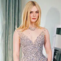Pesona riasan Elle Fanning dengan maskara drugstore di perhelatan Golden Globes. (Foto: Instagram/ Elle Fanning)
