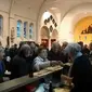 Ternyata, tiap hari Minggu, gereja ini menjadi bar untuk minum bir bersama satu desa di Belgia. (foto : Odditycentral.com)