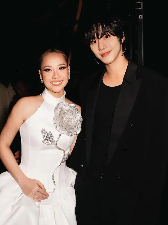 BCL pakai dress putih saat duet dengan Aktor Korea, Ahn Hyo Seop. [@itsmebcl]