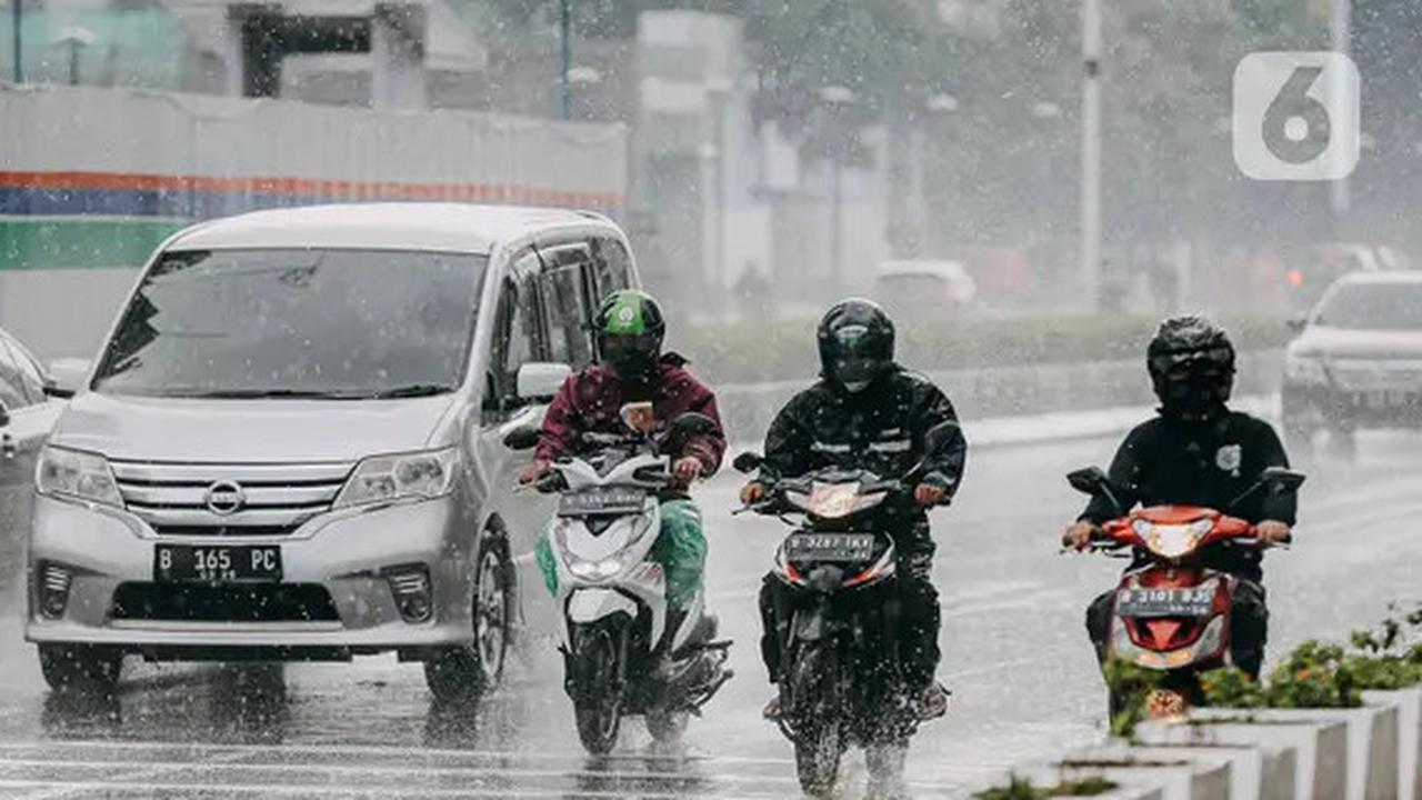 Hati-Hati! Hujan Disertai Petir Diprediksi Landa Jakarta Hari Ini