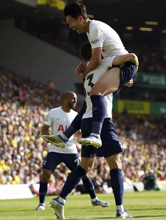 Pemain Tottenham Hotspur Son Heung-min (atas) merayakan dengan rekan setimnya setelah mencetak gol gawang Norwich City pada pertandingan Liga Inggris di Stadion Carrow Road, Norwich, Inggris, 22 Mei 2022. Tottenham Hotspur menang 5-0. (Nigel French/PA via AP)