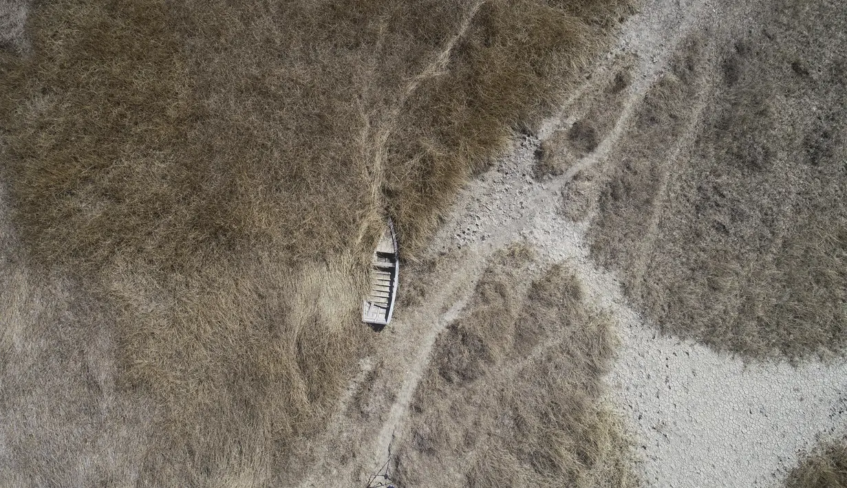 Sebuah perahu terbengkalai di dekat pantai Danau Titicaca di Huarina, Bolivia, Kamis, 27 Juli 2023. (AP Photo/Juan Karita)
