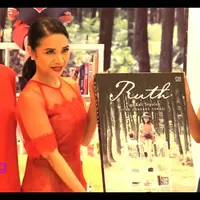 Menyambut tiga dekade berkarya, Ruth Sahanaya meluncurkan biografi yang diberi judul Tiga Kali Sepuluh (The Unheard Song)