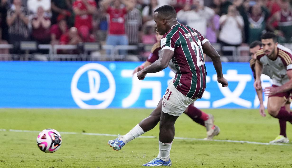 Gelandang Fluminense, Jhon Arias mencetak gol pertama timnya ke gawang Al Ahly melalui eksekusi penalti pada laga semifinal Piala Dunia Klub 2023 di King Abdullah Sports City Stadium, Arab Saudi, Selasa (19/12/2023) dini hari WIB. (AP Photo/Manu Fernandez)