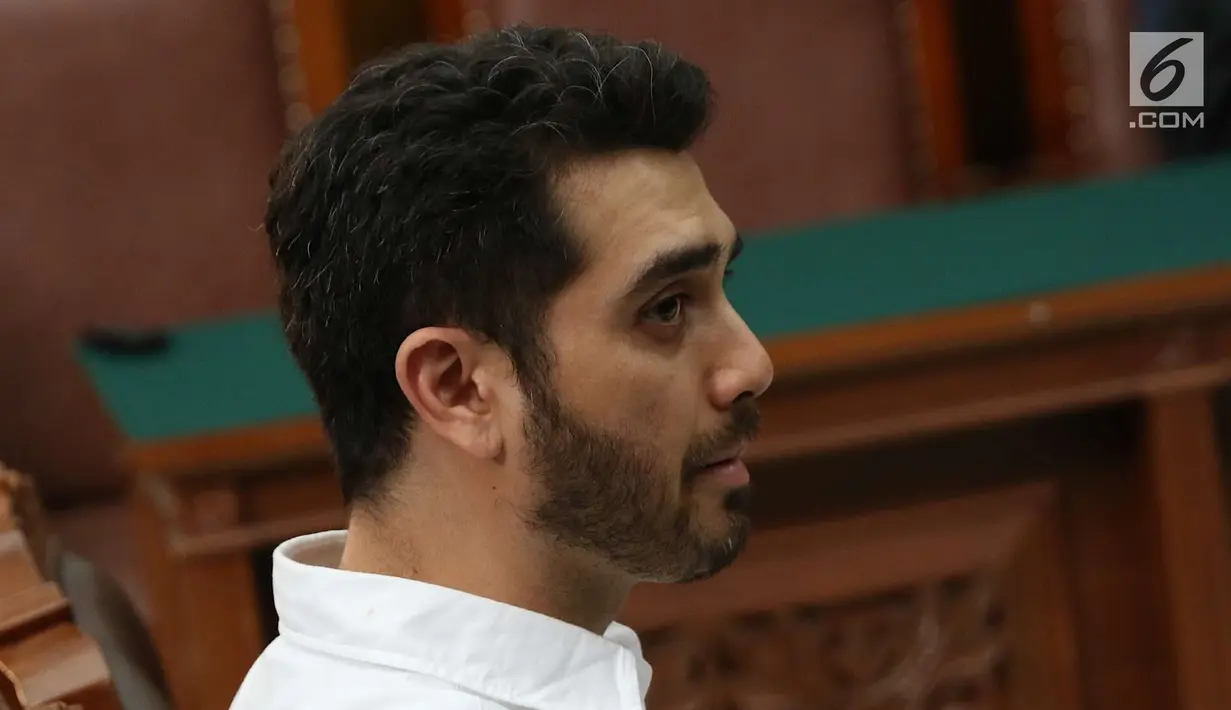 Aktor Fachri Albar menjalani sidang vonis di PN Jakarta Selatan, Selasa (10/7). Dalam sidang tersebut Majelis Hakim memvonis Fachri untuk rehabilitasi sosial selama tujuh bulan di RS Ketergantungan Obat Jakarta. (Liputan6.com/Immanuel Antonius)