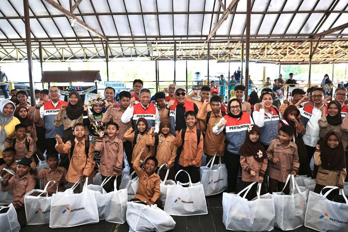 Pertamina Bagikan Bantuan Paket Seragam Sekolah di Balikpapan