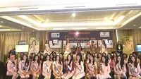 Putri Kus Wisnu Wardani, Ketua Dewan Pembina Yayasan Puteri Indonesia (tengah atas) berfoto bersama 39 finalis Puteri Indonesia 2019 dalam acara konferensi pers. (dok. Liputan6.com/Esther Novita Inochi)