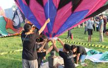 Balon Udara Warna Warni Penuhi Langit Pekalongan