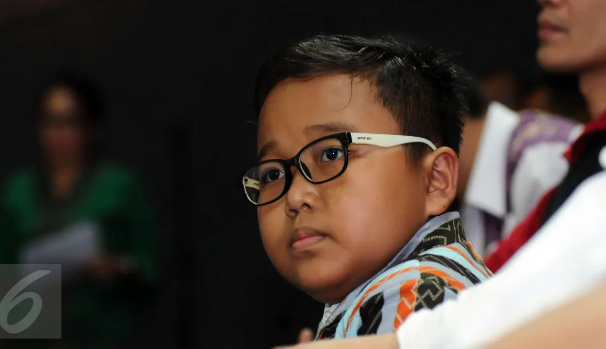 Jefri Setiawan jelang menerima Official World Record Certificate di Auditorium Kemenpora, Jakarta, Kamis (14/11). Jefri mencatat rekor dunia baru memainkan 60 lagu menggunakan keyboard dengan mata tertutup. (Liputan6.com/Helmi Fithriansyah)