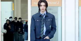 Hyunjin Stray Kids akan hadir di Dior Men’s Winter 26/27 di Paris. Saat otw dari Incheon Airport, Hyunjin pun tampil dengan head to toe Dior. [Dok. Dior]