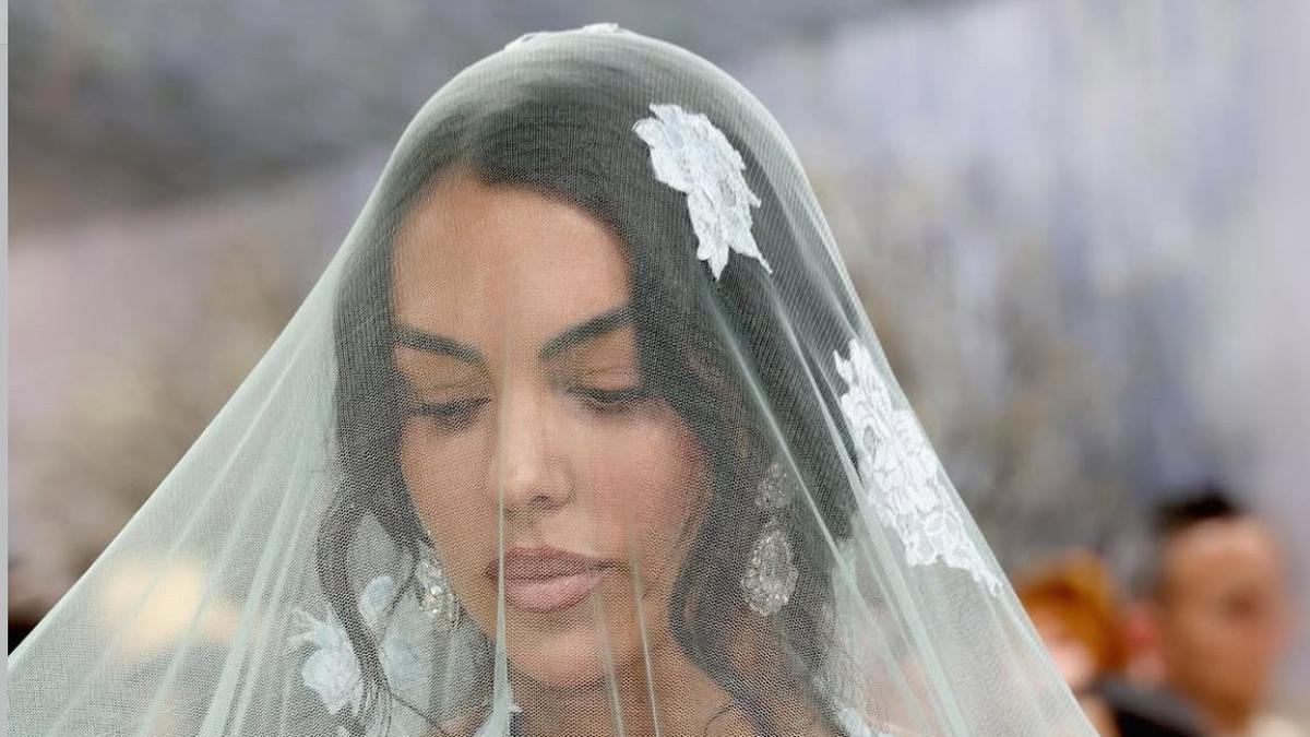 Georgina Rodríguez Tunangan Cristiano Ronaldo Kenakan Gaun Korset Dipadu Rosario Terinspirasi Bunda Maria di Met Gala 2026
