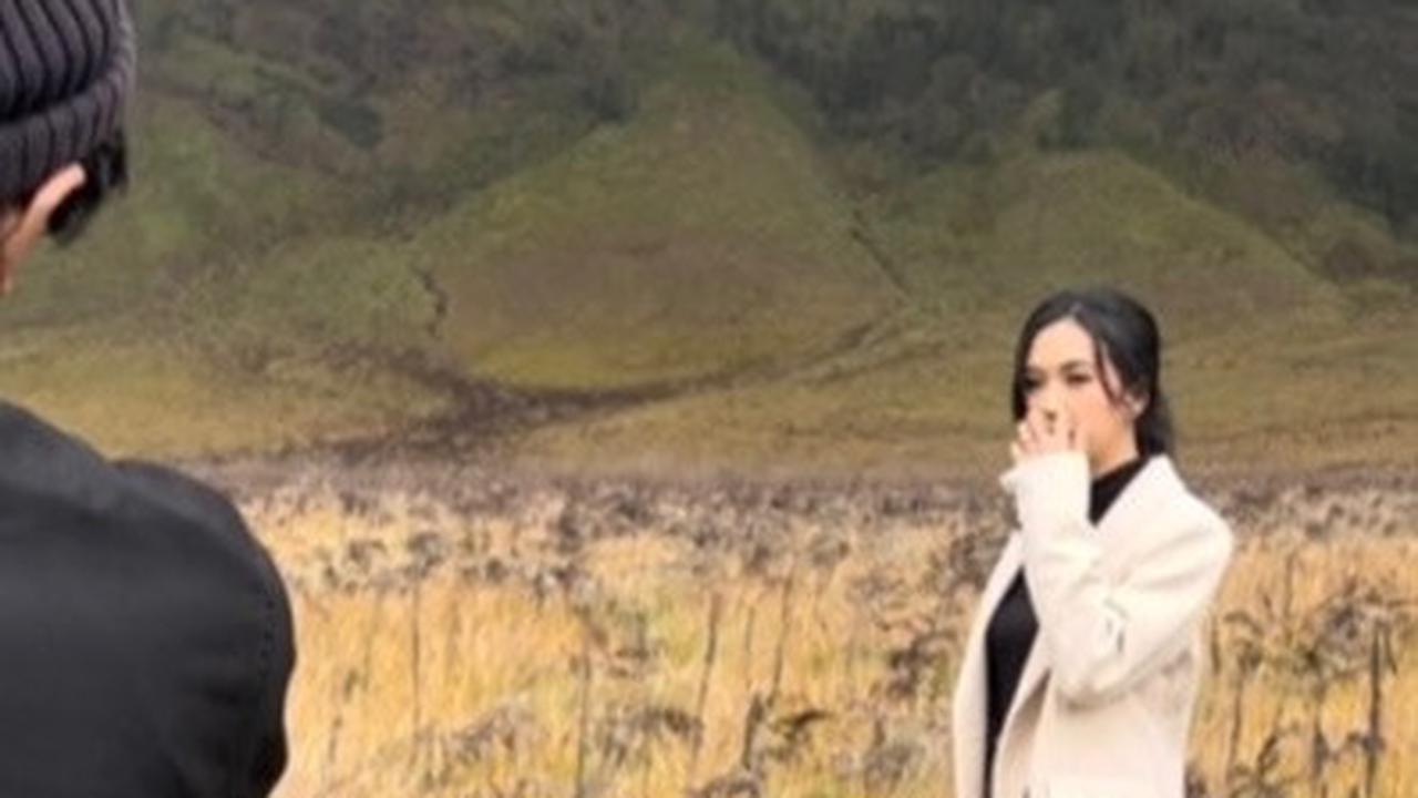 Ini potret prewedding pasangan yang juga melakukan pemotretan di kawasan Bromo. Terlihat wanita ini mengenakan pakaian yang mirip.