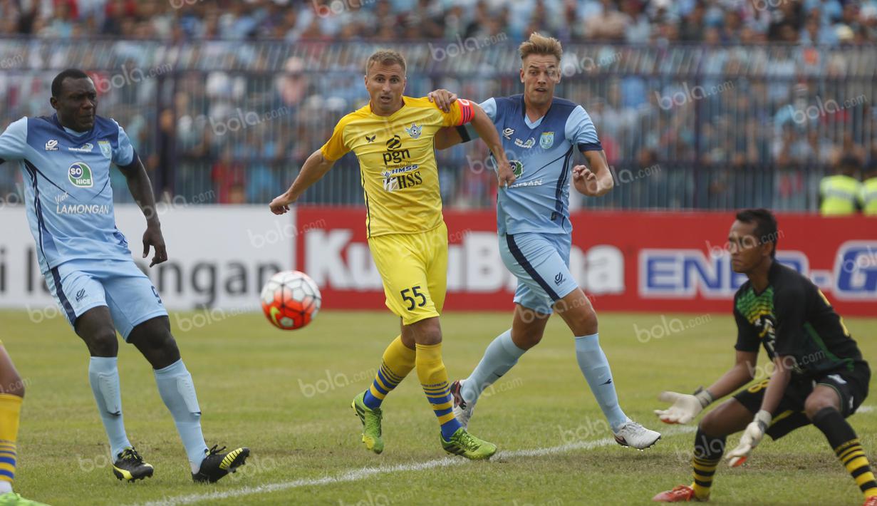 Pemain Persela Lamongan, Herman Dzumafo (kiri), mencoba mencetak gol ke gawang Gresik United dalam laga Torabika Soccer Championship presented by IM3 Ooredoo di Stadion Surajaya, Lamongan, Sabtu (30/4/2016). (Bola.com/Fahrizal Arnas)